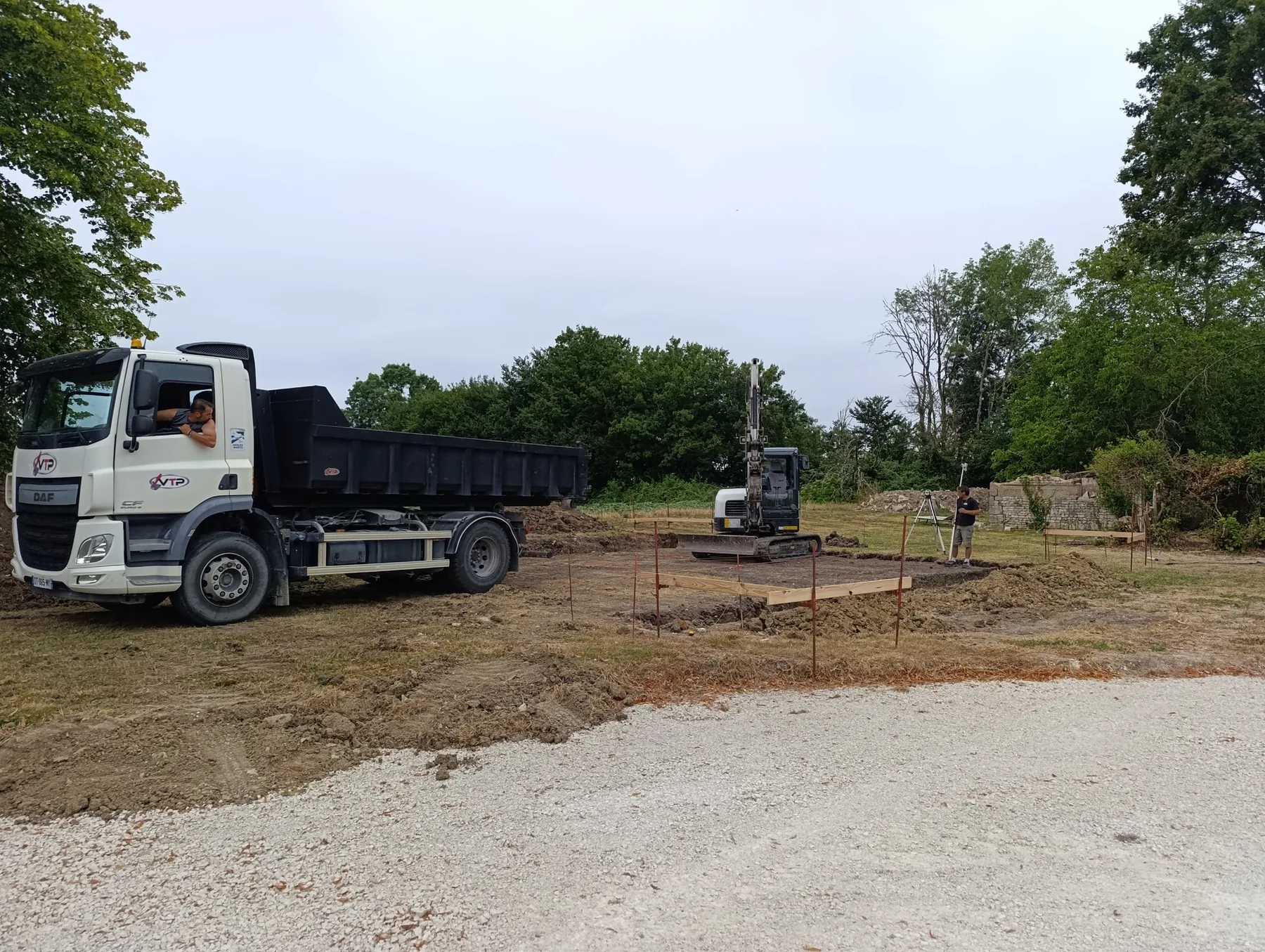 Terrassement de maison neuve en Charente : étapes, prix, délais